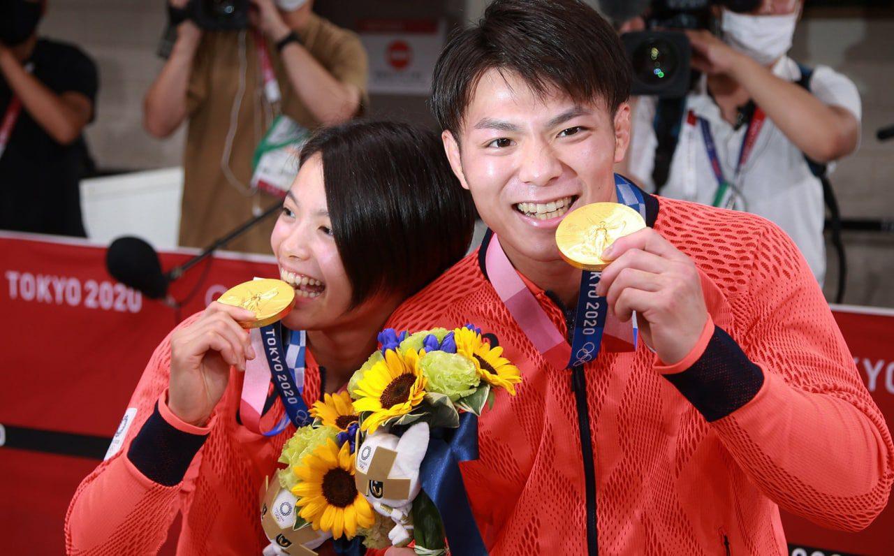 З різницею в годину золоті медалі Олімпіади-2020 виграли брат та сестра