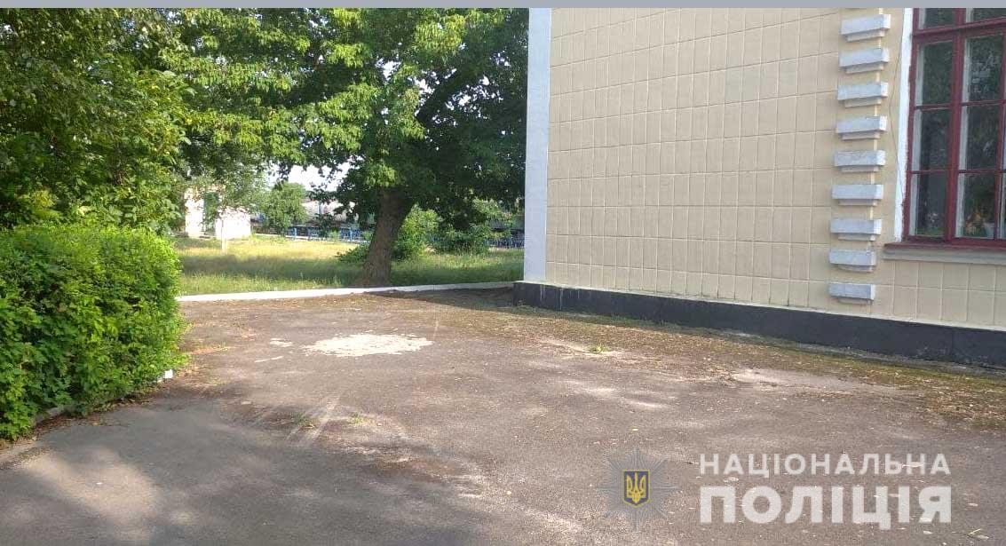 У чоловіка біля залізничного вокзалу витягнули гроші