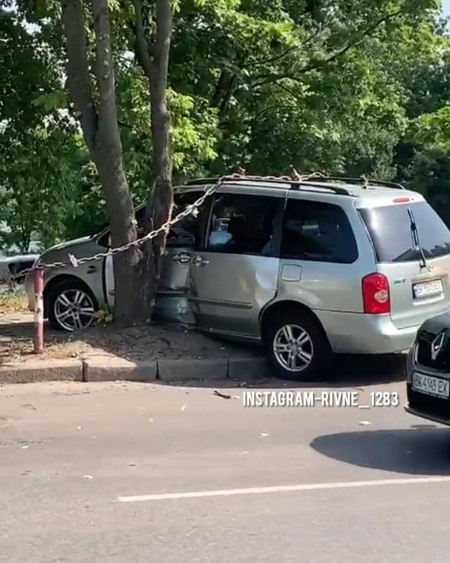 У Рівному авто зупинилося об дерево(ВІДЕО)