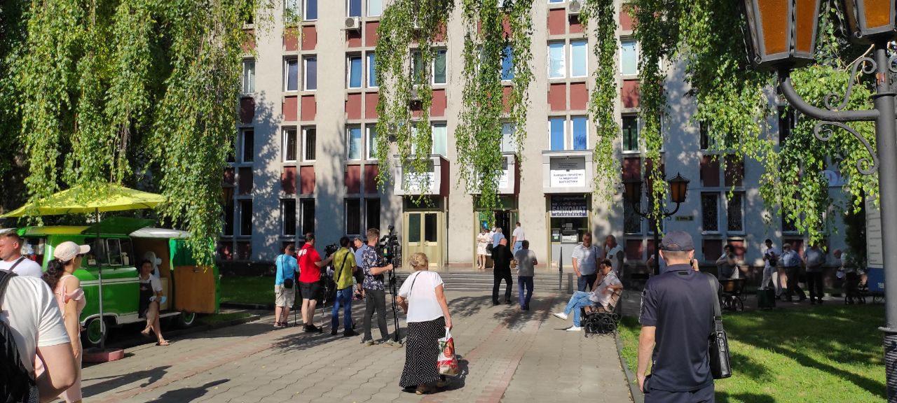 Рівняни збираються біля діагностичного центру, аби підтримати Романа Шустика