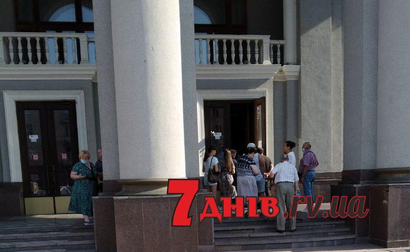 Рівняни зранку займають чергу, щоб щепитися від коронавірусу