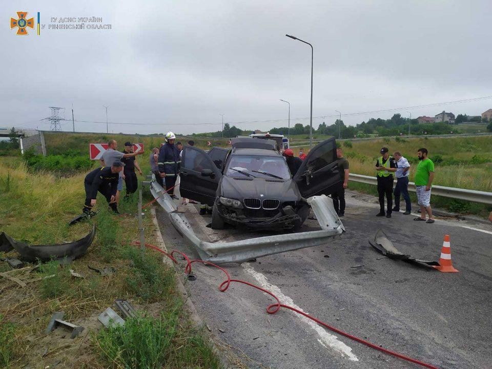 Особу заблокованої в авто поблизу Рівного водійки встановлюють