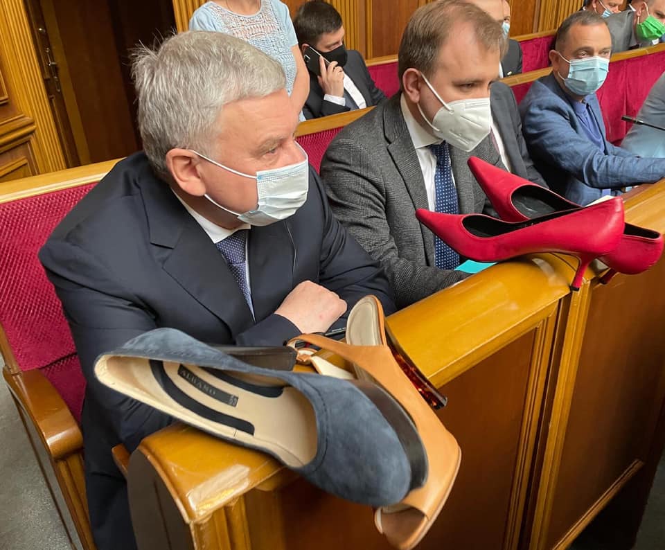 Депутатки вручили міністру оборони туфлі на підборах