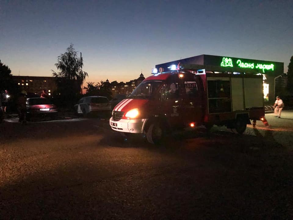 На Рівненщині врятували легковий автомобіль від знищення вогнем