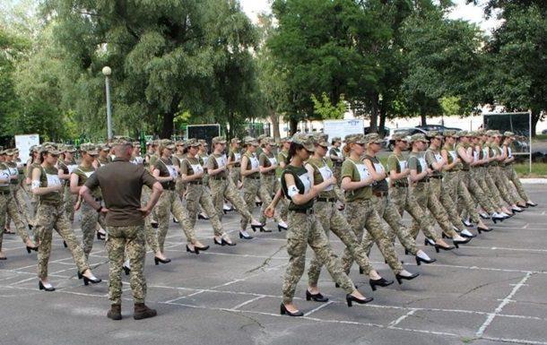 У Міноборони пояснили, чому курсантки будуть на параді на підборах
