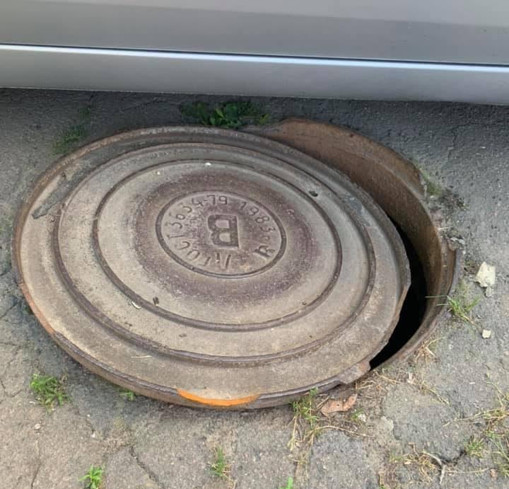 Поблизу Рівного авто потрапило у відкритий люк