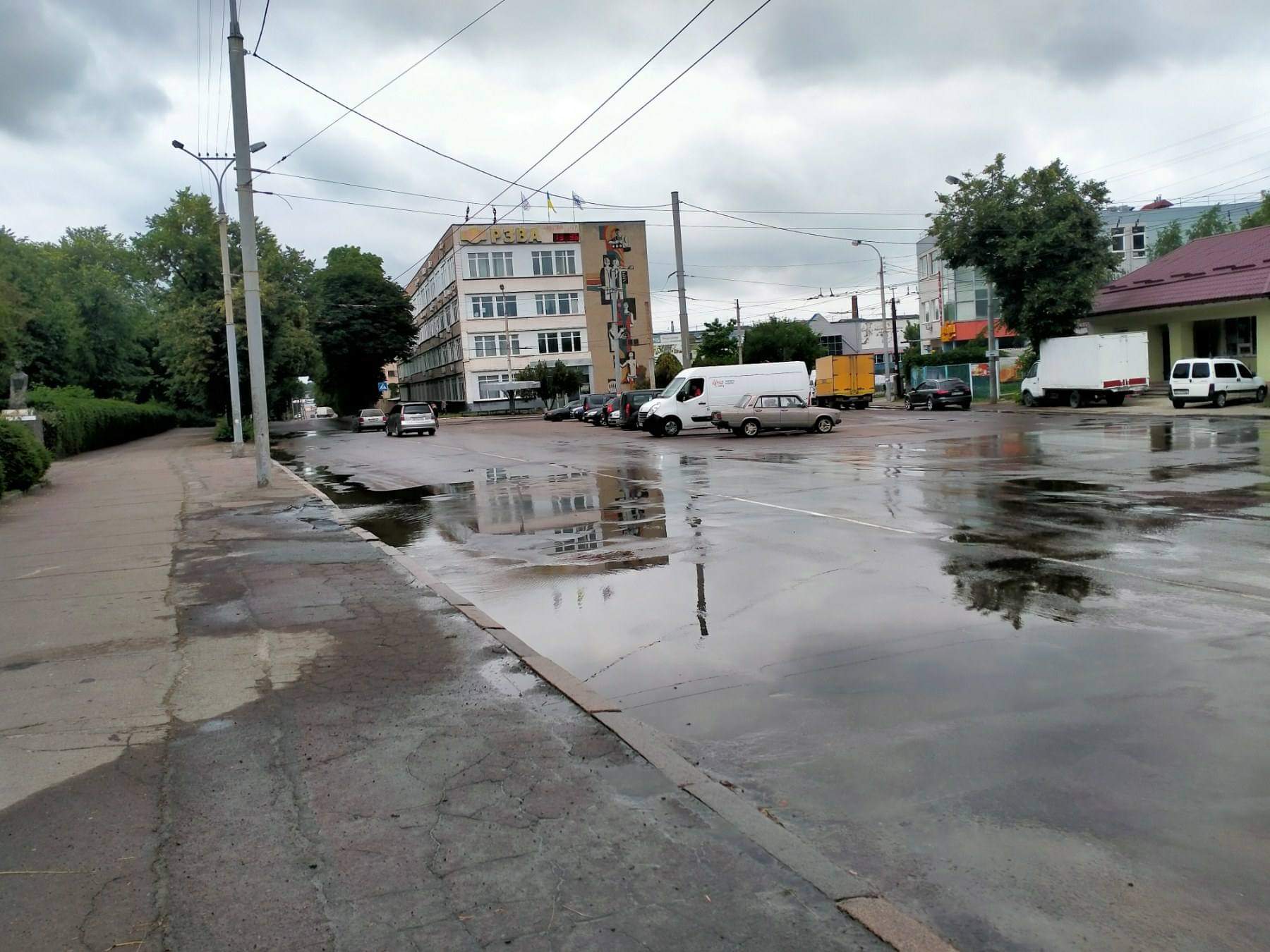 У Рівному посеред вулиці утворився фонтан(ВІДЕО)