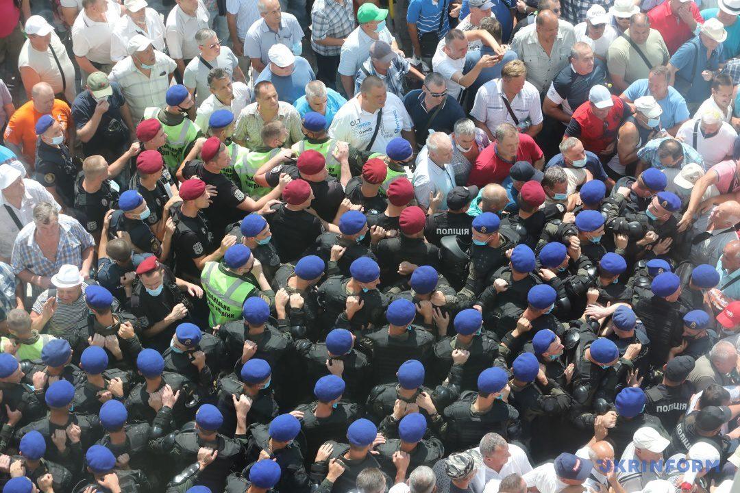 Військові пенсіонери штурмують другий під‘їзд Верховної Ради України