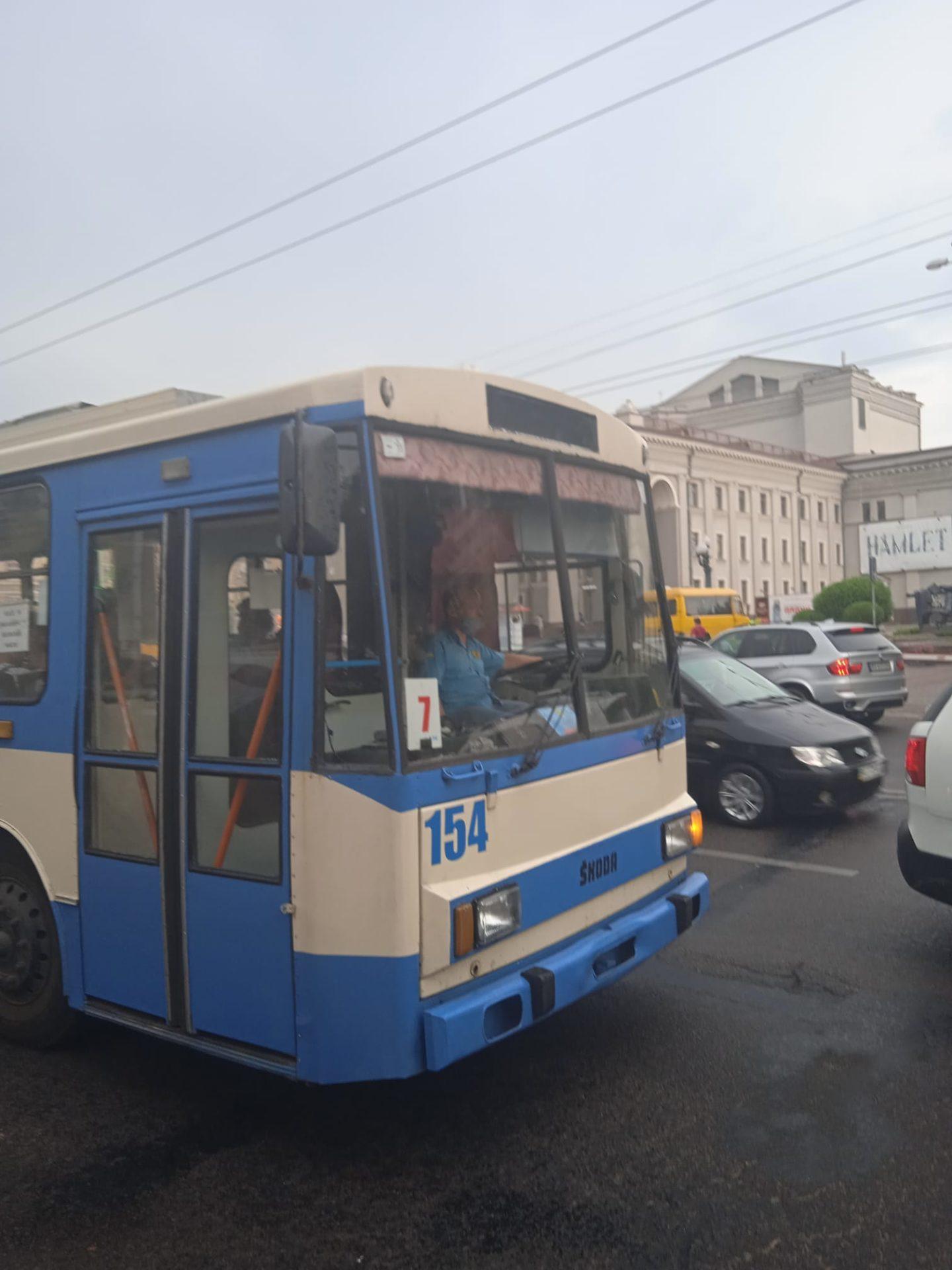 У Рівному звільнили кондуктора тролейбуса, а водія позбавили премії за нахабство У Рівному звільнили кондуктора тролейбуса, а водія позбавили премії за нахабство