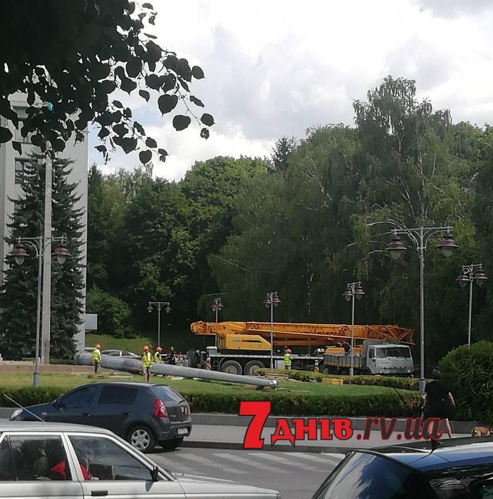 Флагшток за три мільйони почали встановлювати в Рівному