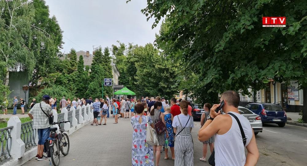 Щоб вакцинуватися рівняни займали чергу ще до відкриття пункту щеплення