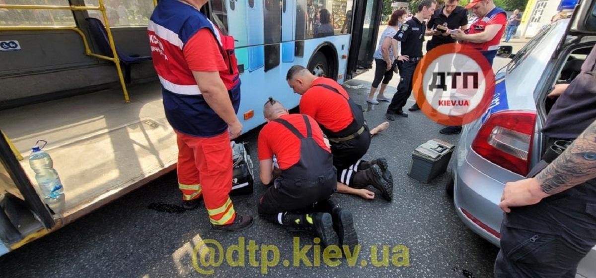 Водій тролейбусу помер, але встиг зупинити машину Водій тролейбусу помер, але встиг зупинити машину