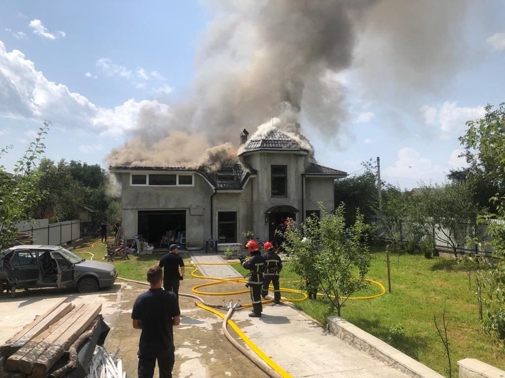 Четверо людей загинуло при падінні літака у Коломийському районі Четверо людей загинуло при падінні літака у Коломийському районі