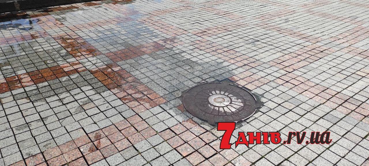 У центрі Рівного – тече з каналізаційного люка (відео)