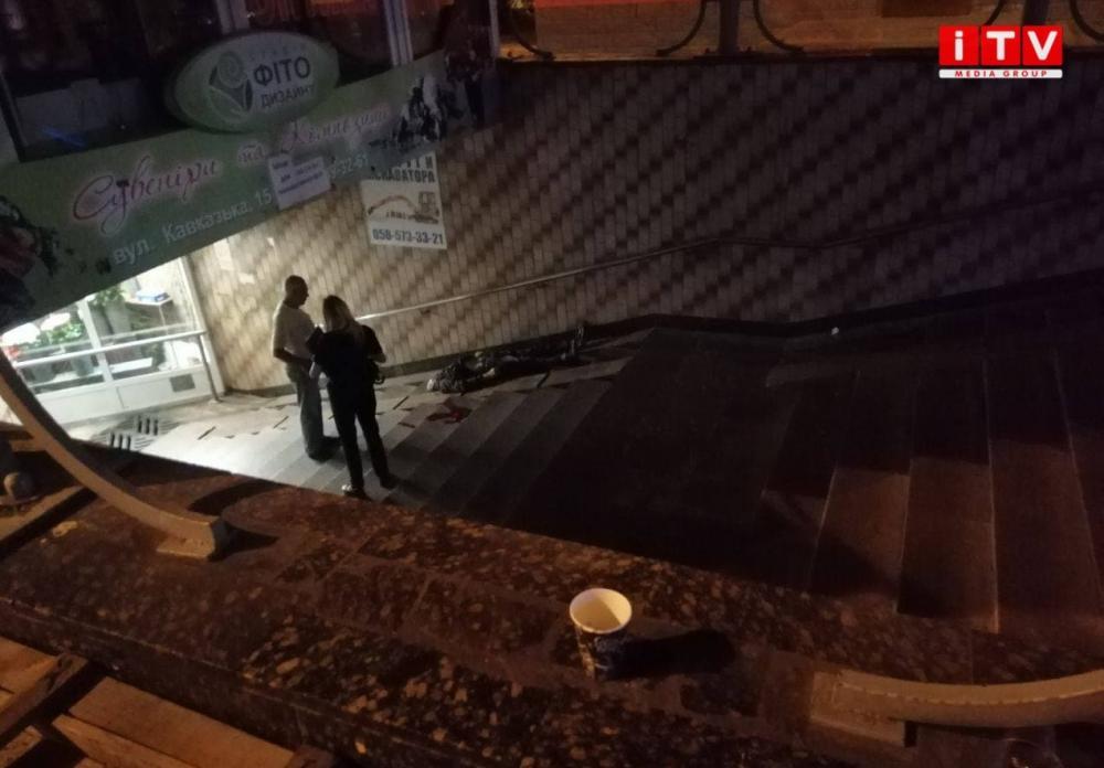 У Рівному на сходах підземки виявили мертву людину