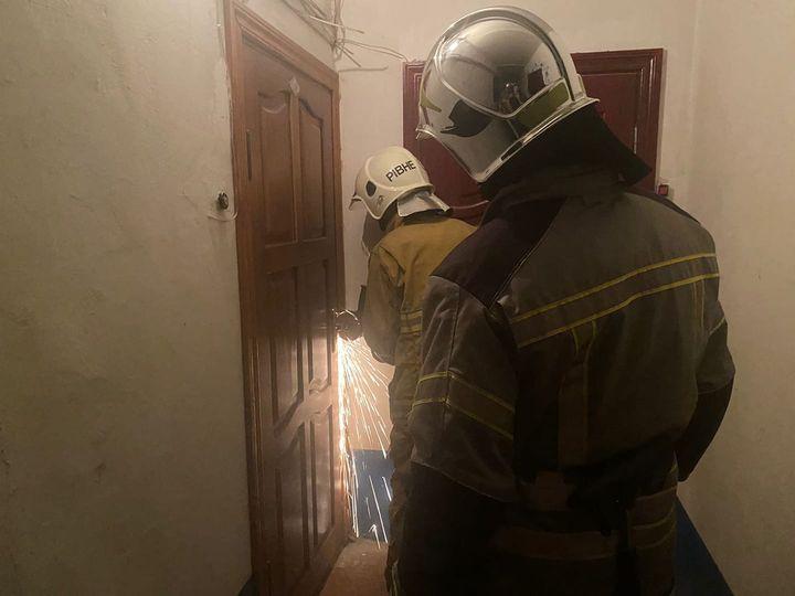 Рятувальники допомогли рідним дістатися до важкохворої рівняки, яка була вдома одна