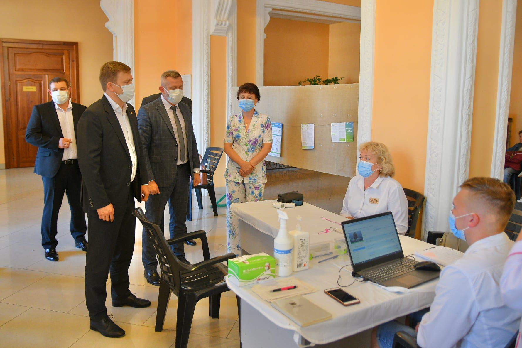 Голова Рівненської ОДА Віталій Коваль відвідав центр вакцинації у Дубно