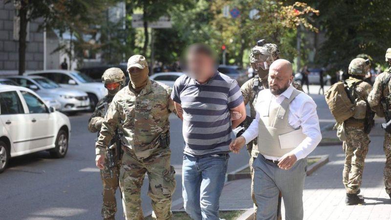 Чоловіку, який погрожував підірвати себе у Кабміні, призначили психіатричну експертизу