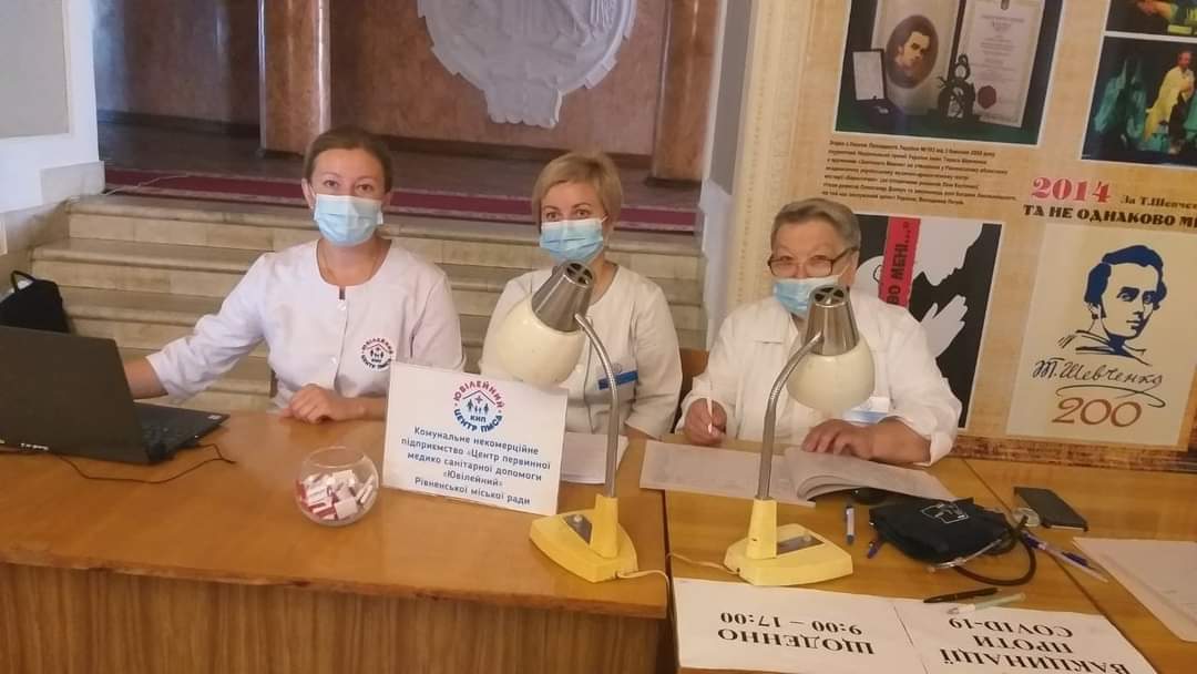 В Рівному всім вакцинованим в драмтеатрі роздавали солодкі подарунки