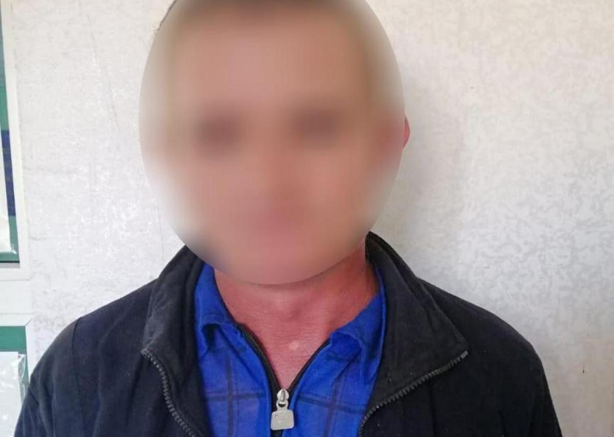 Чоловік заманював дітей цукерками і фотографував їх голими Чоловік заманював дітей цукерками і фотографував їх голими