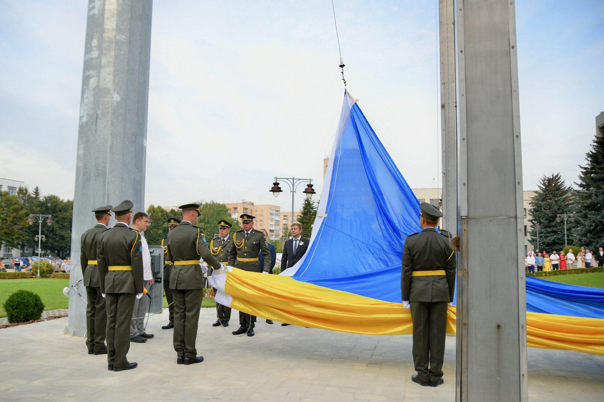 На Рівненщині підняли синьо-жовтий прапор розміром майже 100 квадратних метрів