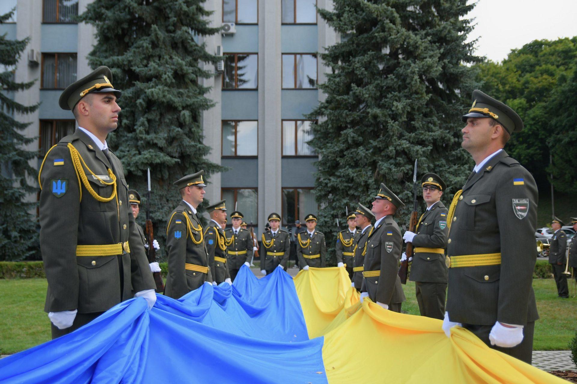 На Рівненщині підняли синьо-жовтий прапор розміром майже 100 квадратних метрів
