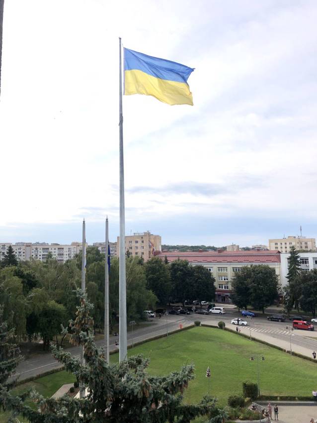 На Рівненщині підняли синьо-жовтий прапор розміром майже 100 квадратних метрів
