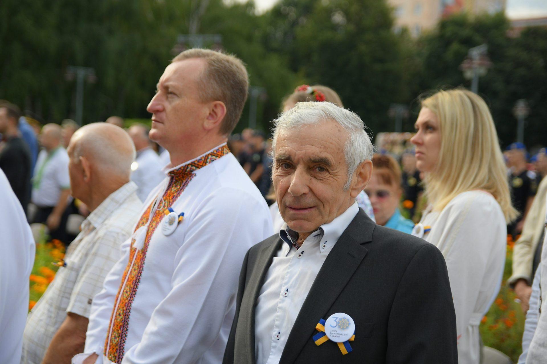 На Рівненщині підняли синьо-жовтий прапор розміром майже 100 квадратних метрів