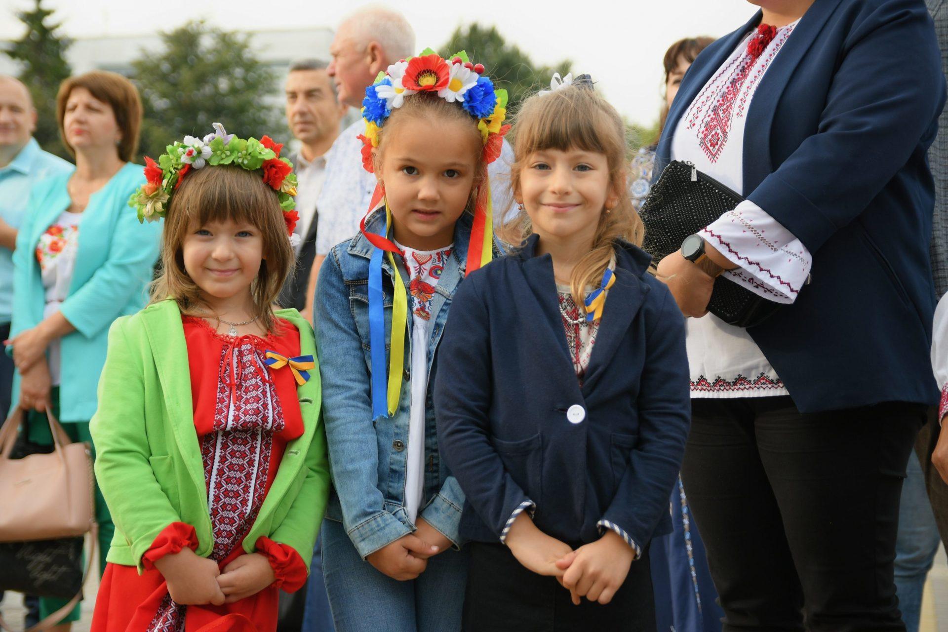 На Рівненщині підняли синьо-жовтий прапор розміром майже 100 квадратних метрів