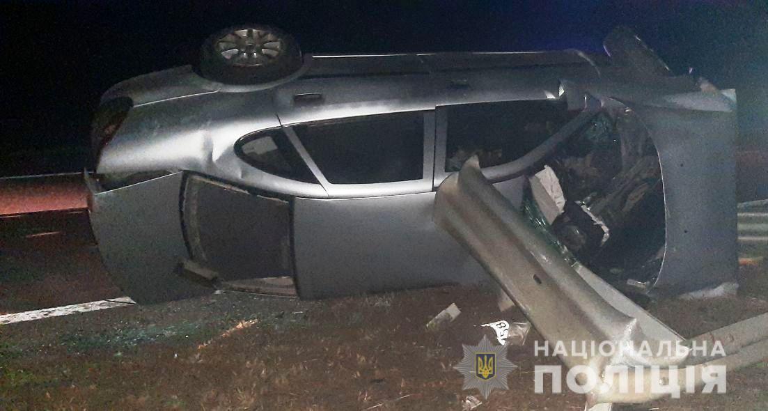 На Рівненщині в автівці, яка перекинулася постраждали четверо волинян, серед яких неповнолітній