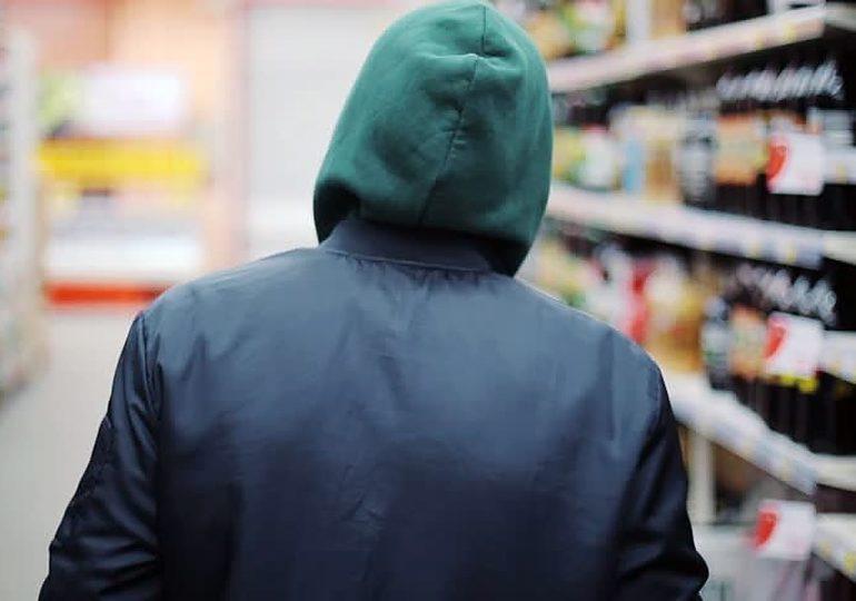 На Рівненщині зловмисник упродовж двох днів пограбував три магазини