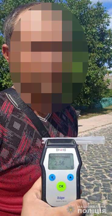 Поліцейські склали на п’яного водія п’ять адмінматеріалів та відкрили кримінальне провадження за хабар