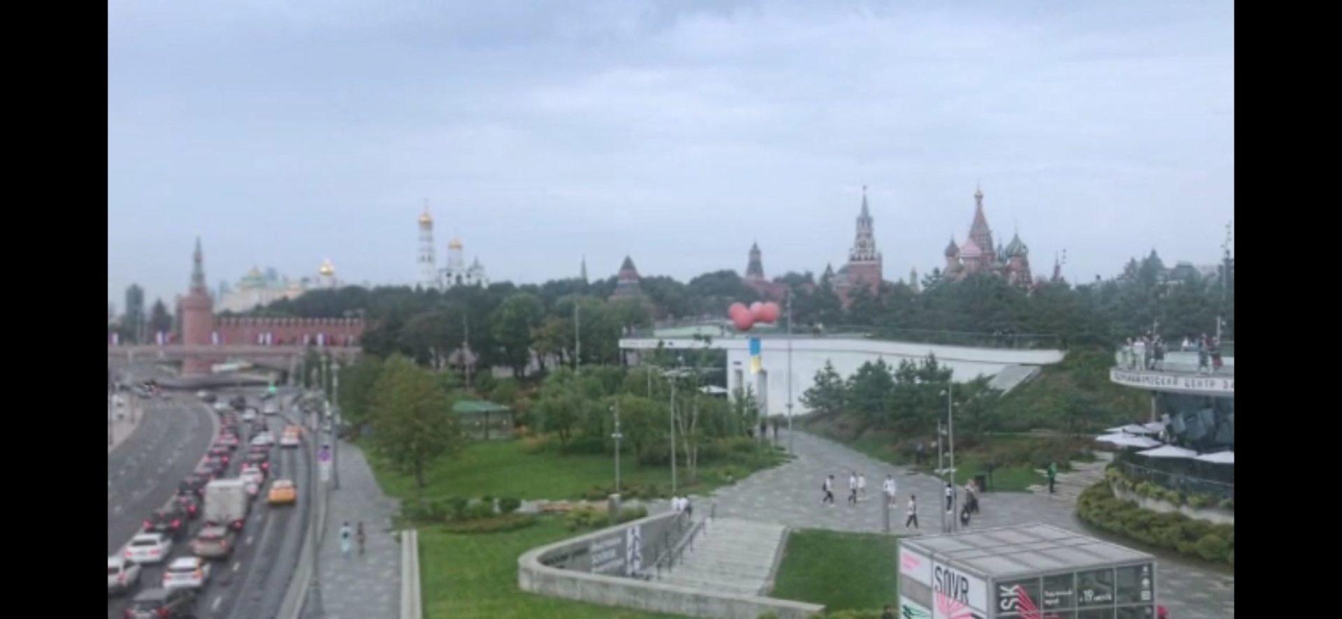 Прапор України запустили в небо біля Кремля (ВIДЕО)