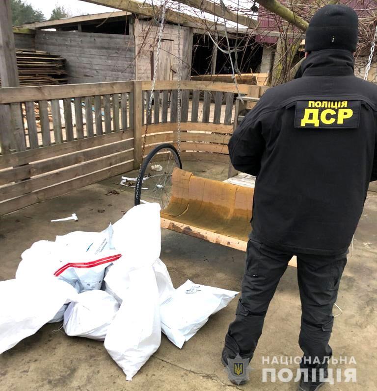 За зберігання 39 кілограмів бурштину житель Рівненщини постане перед судом