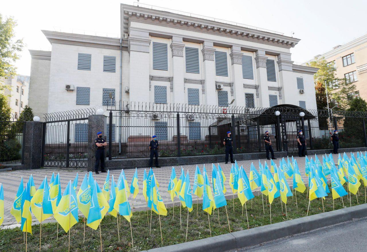 Біля посольства Росії у Києві встановили 150 синьо-жовтих прапорів
