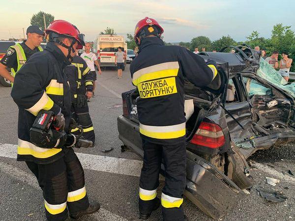 Рівненські рятувальники допомогли деблокувати загиблу жінку з легкового авто