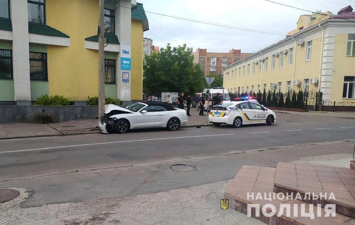 У центрі Рівного автівка протаранила електроопору (фото)