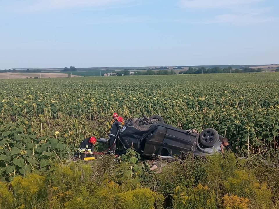 На Рівненщині в ДТП загинули водій та пасажир автівки, ще двоє травмовані
