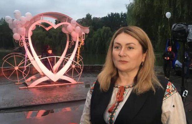 Фонтан у центрі Рівного засяяв різними кольорами (фото)