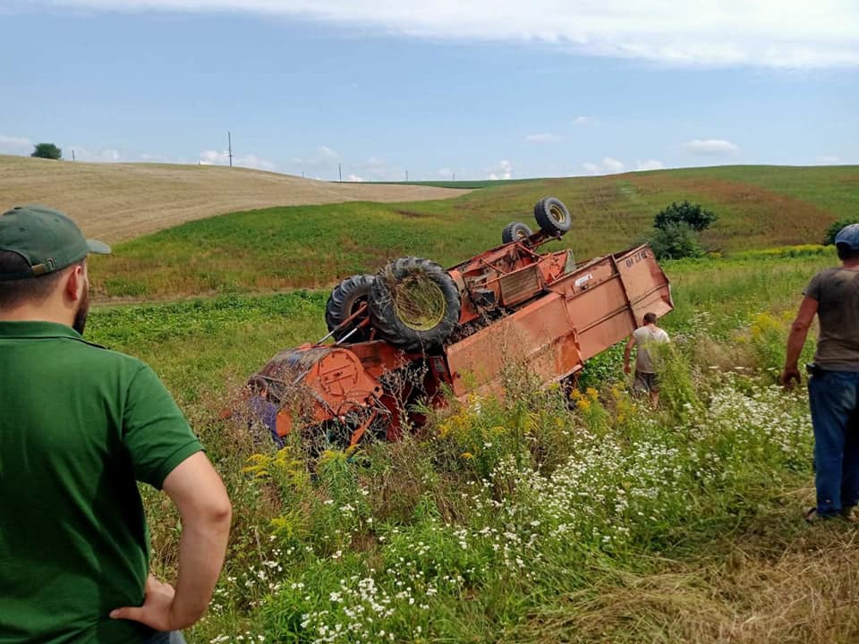 На Рівненщині в полі перекинувся комбайн