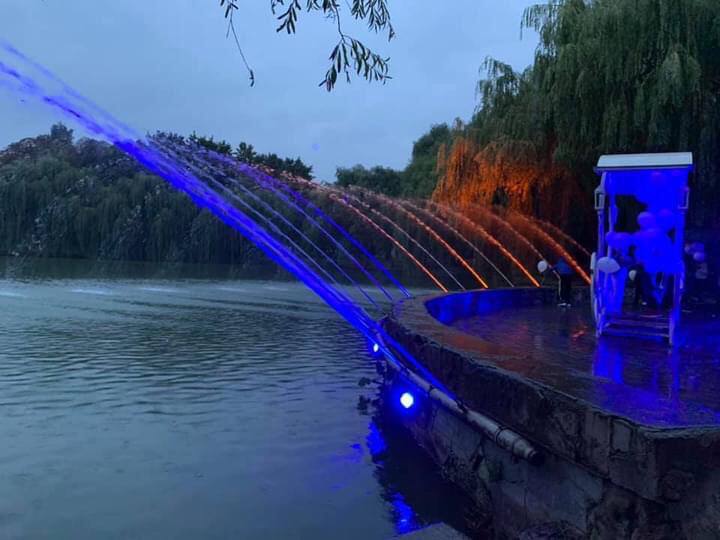 Фонтан у центрі Рівного засяяв різними кольорами (фото)