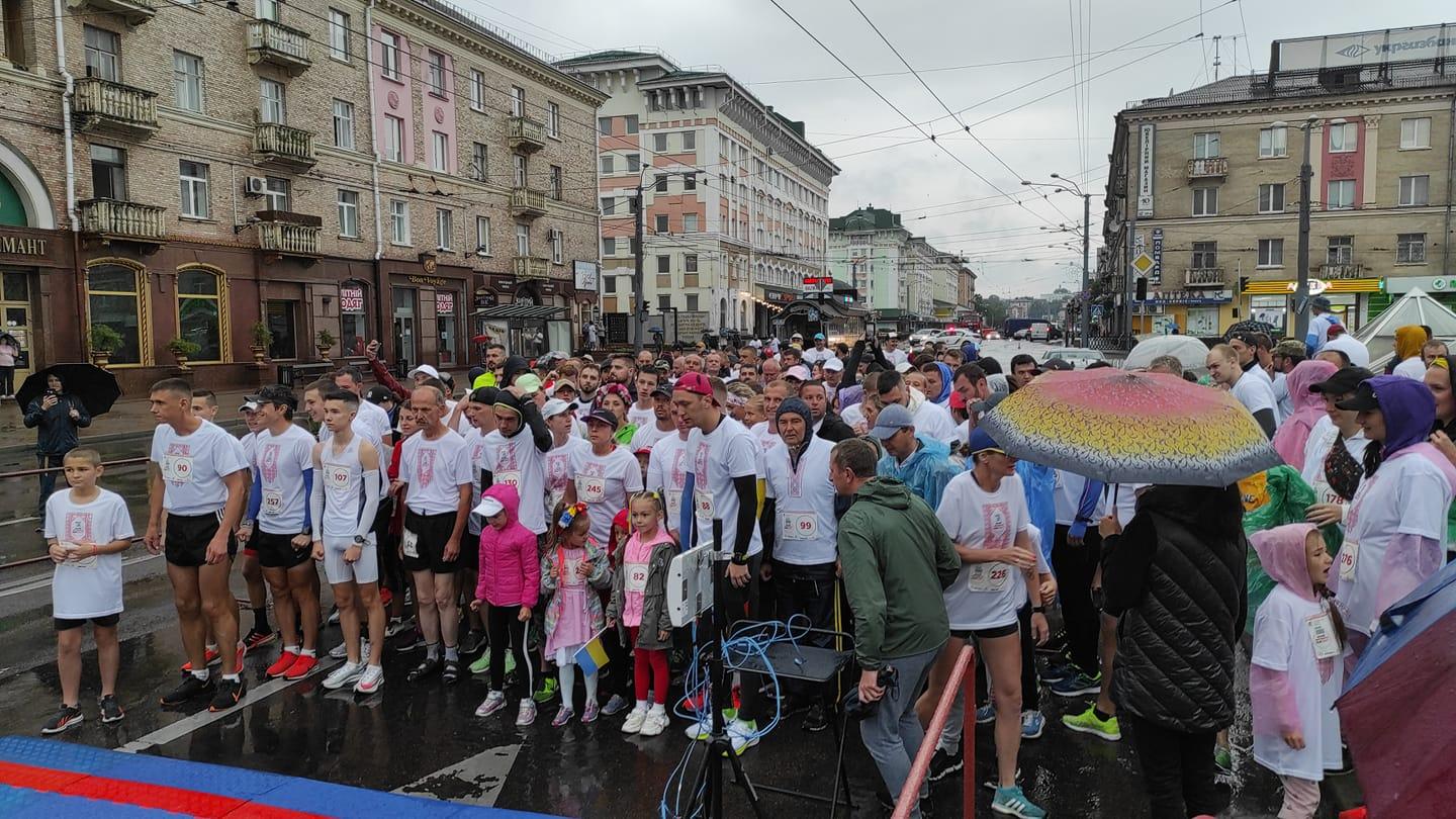 Забіг у вишиванках стартував у Рівному крізь дощ і холод