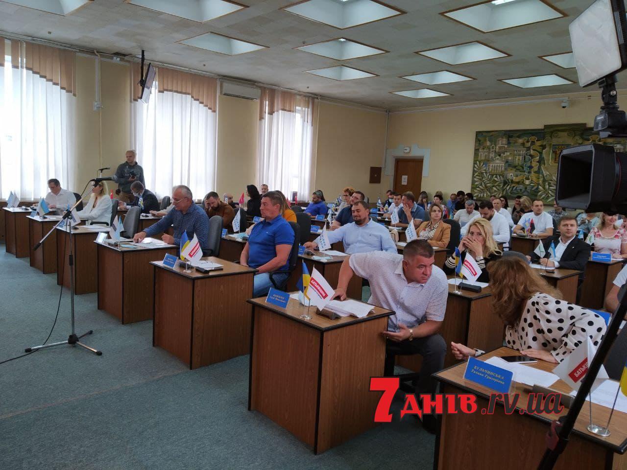 Стартувало позачергове пленарне засідання сесії Рівнеради