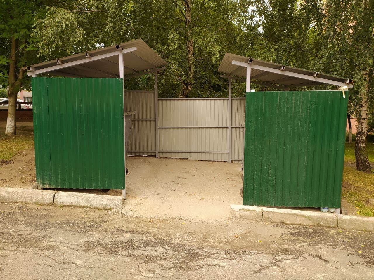 Посварилися через сміттєвий майданчик мешканці сусідніх будинків в Рівному
