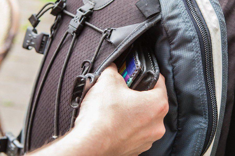 У Рівному в малолітнього хлопця на спортмайданчику викрали мобільний телефон