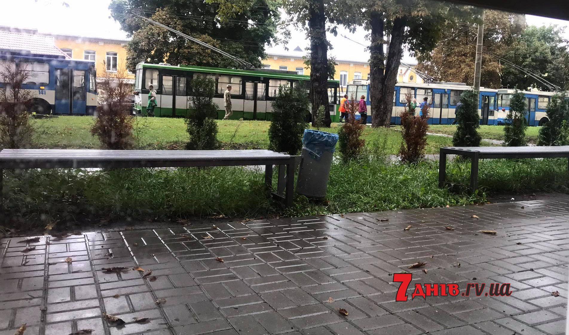 В Рівному через ДТП затримка руху тролейбусів В Рівному через ДТП затримка руху тролейбусів