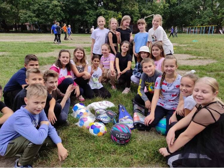 Учителька з Рівного виграла спортінвентар для своєї школи