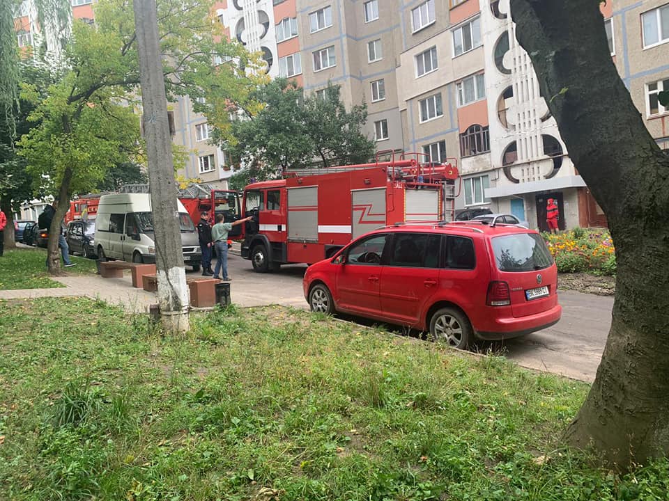 Приватні авто у Рівному блокують проїзд для екстрених служб