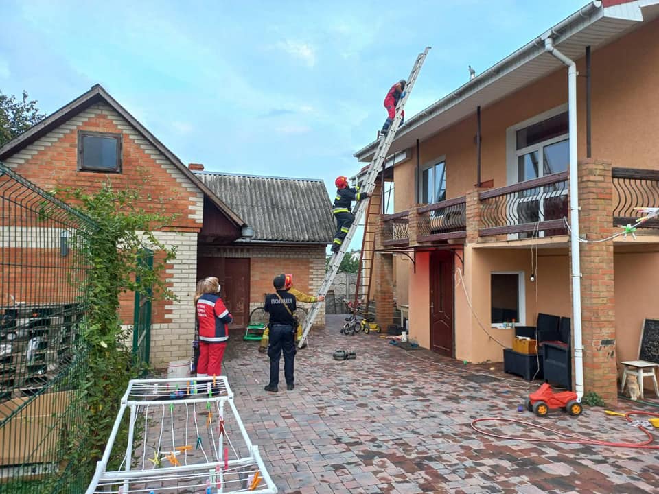 У Здолбунові віиявили мертвого чоловіка на даху будинку