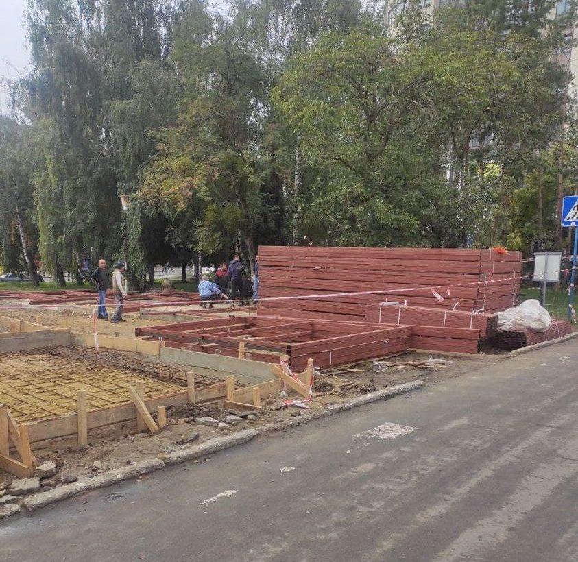 У Рівному хочуть терміново скликати позачергову сесію через забудову скверу на вул. Київській